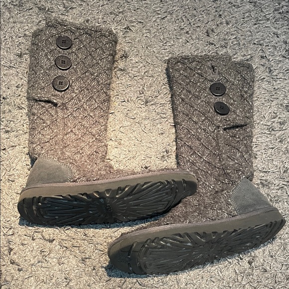 Ugg knit cardy - Picture 1 of 7